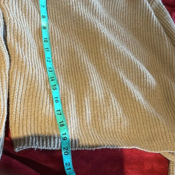 UB Tan long sleeve sweater Sz - Picture 11 of 14
